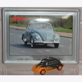 Schuco Modell 1:87 Volkswagen K&auml;fer 1300 schwarz/orange mit Schild aus Emaille